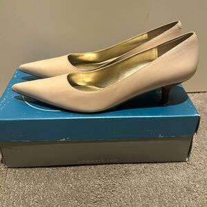 New beige/cream Nine West kitten heels